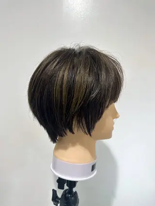 ショート レイヤー 艶々カラーのヘアスタイル
