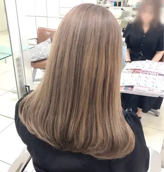 ロング カラー 岩戸優奈 束感まつげ ピンク/ベージュのヘアスタイル