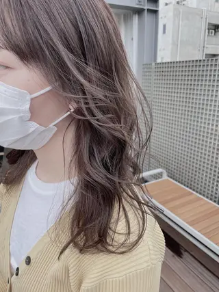 ミディアム カラー レイヤーカット 透明感カラーのヘアスタイル