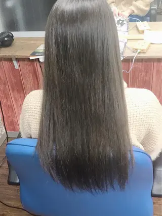 ロング カラー ヤナ マネージャーのヘアスタイル
