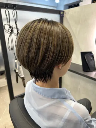 ショート カラー ハイライト/レイヤー ミルクティー/山本のヘアスタイル