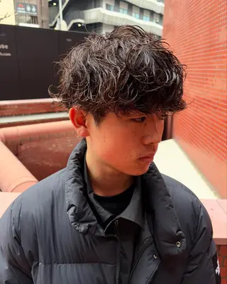 三ノ宮フェザーパーマ 蕃本 啓利のヘアスタイル