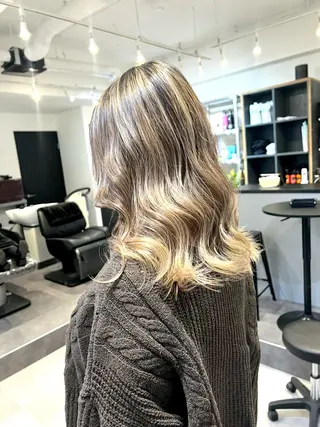 ミディアム カラー 宮下 愛璃紗のヘアスタイル