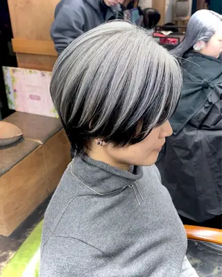 ショート カラー エミタス 柳通り(Emitas.)所属・岡村 莉穂のヘアスタイル