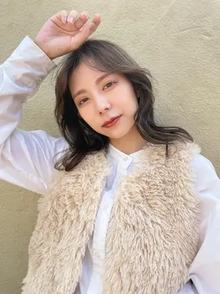 ミディアム レイヤーカット/ ハイトーンchimiのヘアスタイル