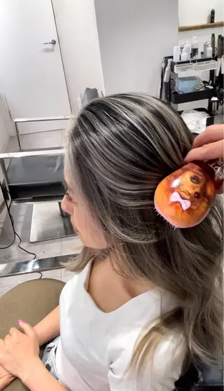 セミロング カラー FOLK所属・白髪ぼかしハイライト バレイヤージュヤマトのヘアスタイル