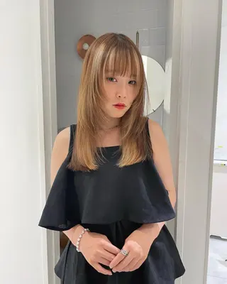 ミディアム MASHU abeno店所属・アサカ/透明感カラー /レイヤーカットのヘアスタイル