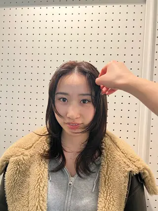 セミロング 室屋 鈴音のヘアスタイル