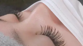 マツエク・マツパ 平野 優奈のヘアスタイル