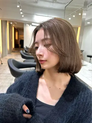 ショート カラー 艶髪レイヤー顔周り グレージュ添田晃基のヘアスタイル