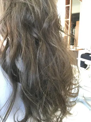 セミロング カラー 白髪ぼかしハイライト 柳川拓哉のヘアスタイル