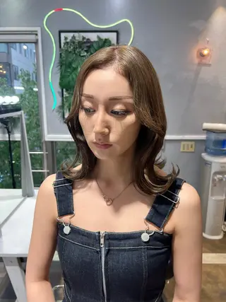 ミディアム maya レイヤーカットのヘアスタイル