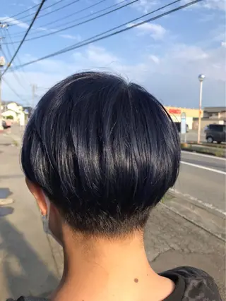 ショート カラー 長谷川 沙紀のヘアスタイル