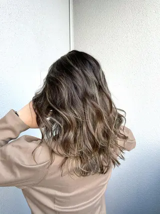 ミディアム 白いハイライト🤍 タナカリョウスケのヘアスタイル