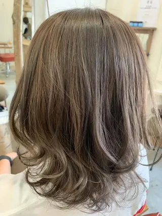 ミディアム カラー fio マナミのヘアスタイル