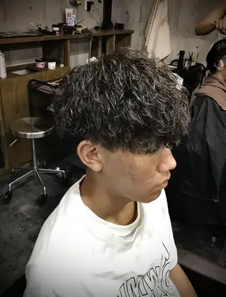 ショート パーマ メンズ 三谷 仁のヘアスタイル