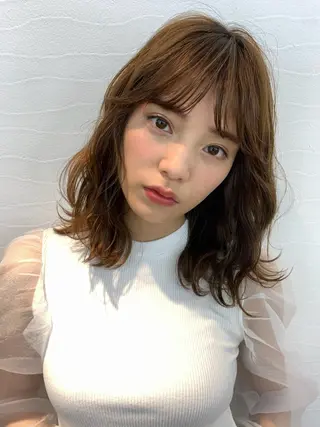 ミディアム コテ巻き/パーマ/艶 透明感/荻原凜太郎のヘアスタイル