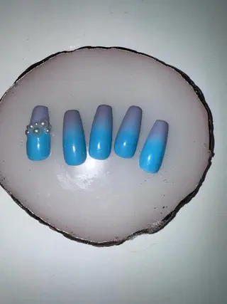 ミディアム on nail 尾張旭三郷店のネイルデザイン