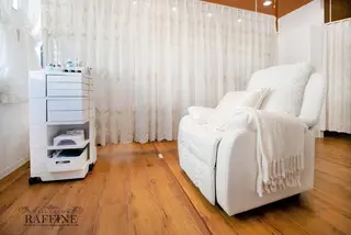 RAFFINE 月🦋🩵のネイルデザイン