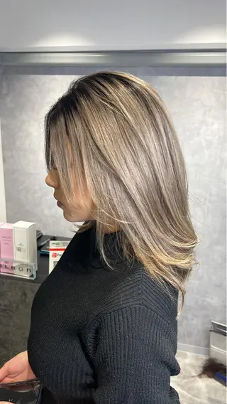 セミロング カラー mimiiy梅田 中崎町ハイトーンのヘアスタイル