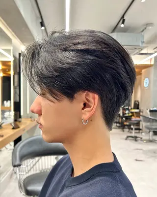 メンズ ニュアンスパーマ/ 毛流れ/ハイトーンのヘアスタイル