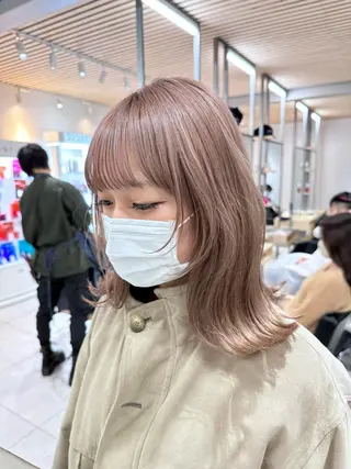 ミディアム カラー レイヤーカット 透明感カラーのヘアスタイル