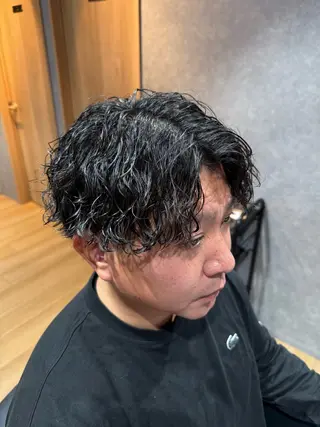 ショート メンズ MEN‘S HAIR BLEACHi塩釜口所属・市原亮/塩釜口/ ツイスパ/波巻きのヘアスタイル