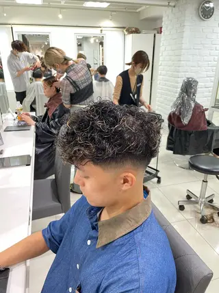 ショート カラー パーマ メンズ フェザーパーマ職人 🪶ryosukeのヘアスタイル
