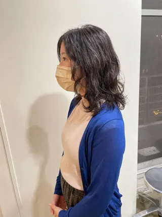 ミディアム パーマ MIOベージュカラー 柔らかいカラーのヘアスタイル