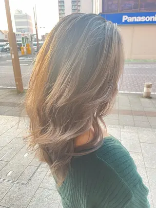 セミロング ハイトーン ／ レイヤー/吉田陸斗のヘアスタイル