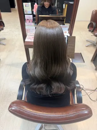 セミロング 岸田 奈々／ 艶髪／トレンドカラーのヘアスタイル