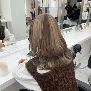 セミロング カラー モテ髪💕ハイトーン ベージュ yuriaのヘアスタイル