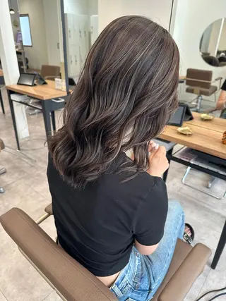 セミロング カラー 白髪ぼかしハイライト レイヤー川口　元気のヘアスタイル