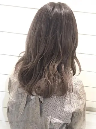 セミロング カラー 鍵山 千秋のヘアスタイル