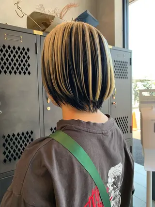 ショート カラー 青柳 有咲のヘアスタイル