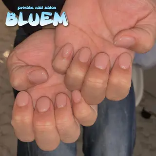 ネイル BLUEM なな🐶のネイルデザイン