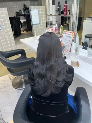 セミロング 寒色＆ブリーチ特化 寒色MiOのヘアスタイル