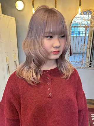 ミディアム カラー 赤みなしオリーブ ハイトーン×レイヤーのヘアスタイル