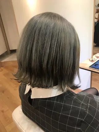 ミディアム カラー ayano ．のヘアスタイル