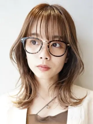 ミディアム カラー ニュアンスパーマ/ 毛流れ/ハイトーンのヘアスタイル