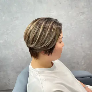ショート カラー 黒岩 梨沙のヘアスタイル