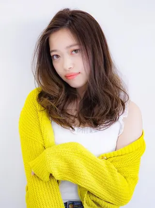ミディアム 鈴木 絢奈のヘアスタイル