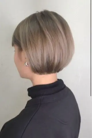 ショート カラー 高柳 麻美のヘアスタイル