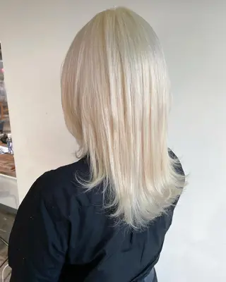 セミロング カラー ハイトーン/レイヤー /ケアブリーチ石川治のヘアスタイル