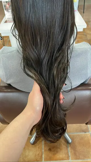 ロング カラー 川元 汐音のヘアスタイル