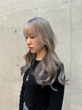 ロング レイヤーカット 透明感カラーのヘアスタイル