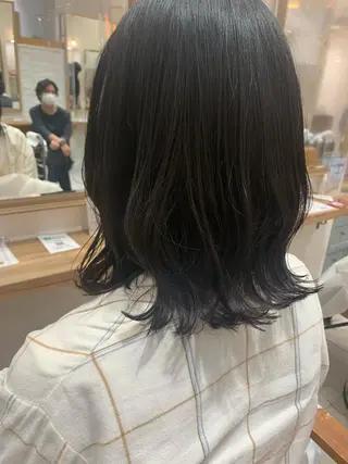 ミディアム 伊藤 麻菜実のヘアスタイル