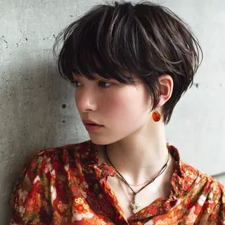 ショート カラー 小顔ショート🦋 八巻ちさとのヘアスタイル