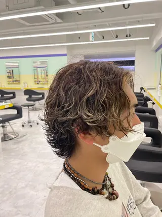 ミディアム パーマ ヘアアレンジ メンズ 艶カラー の達人のヘアスタイル