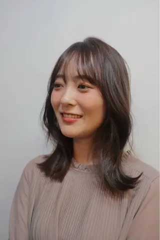 セミロング ウシロダ メグミのヘアスタイル
